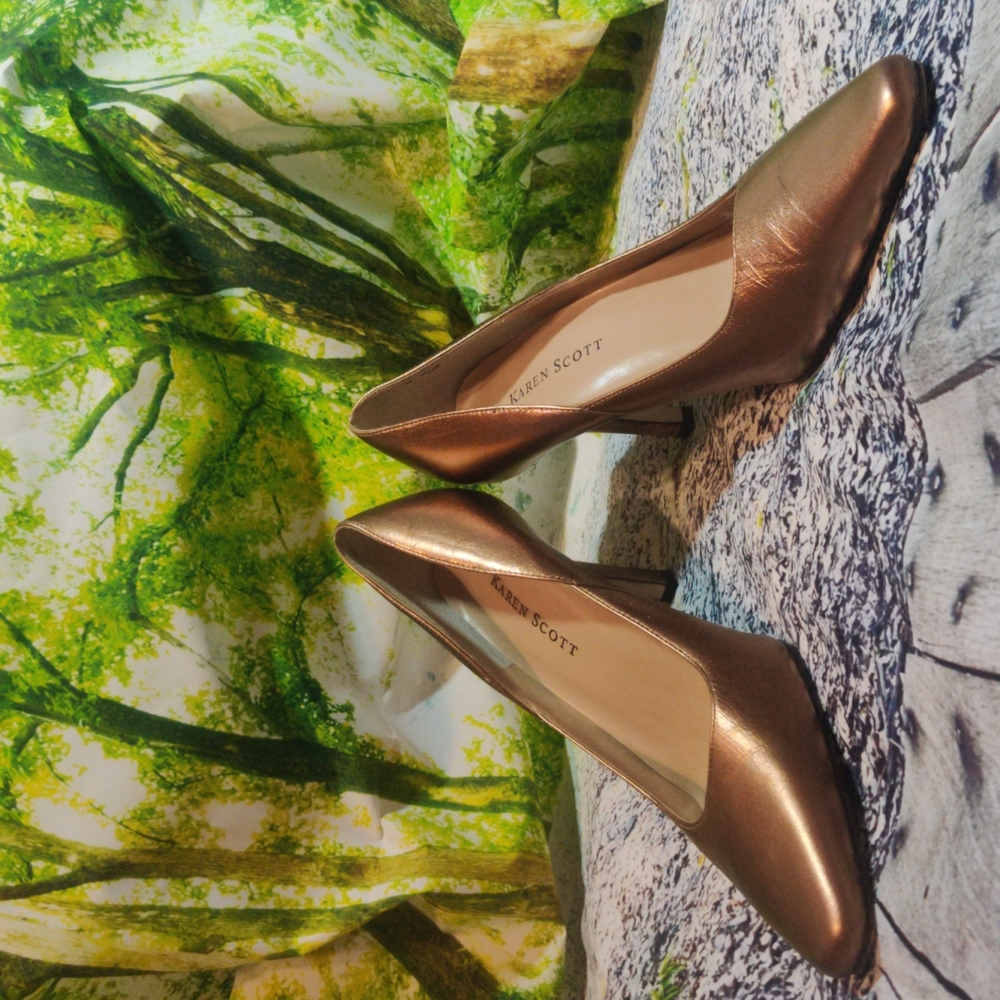 Karen Scott Size 7.5 Gold Heel